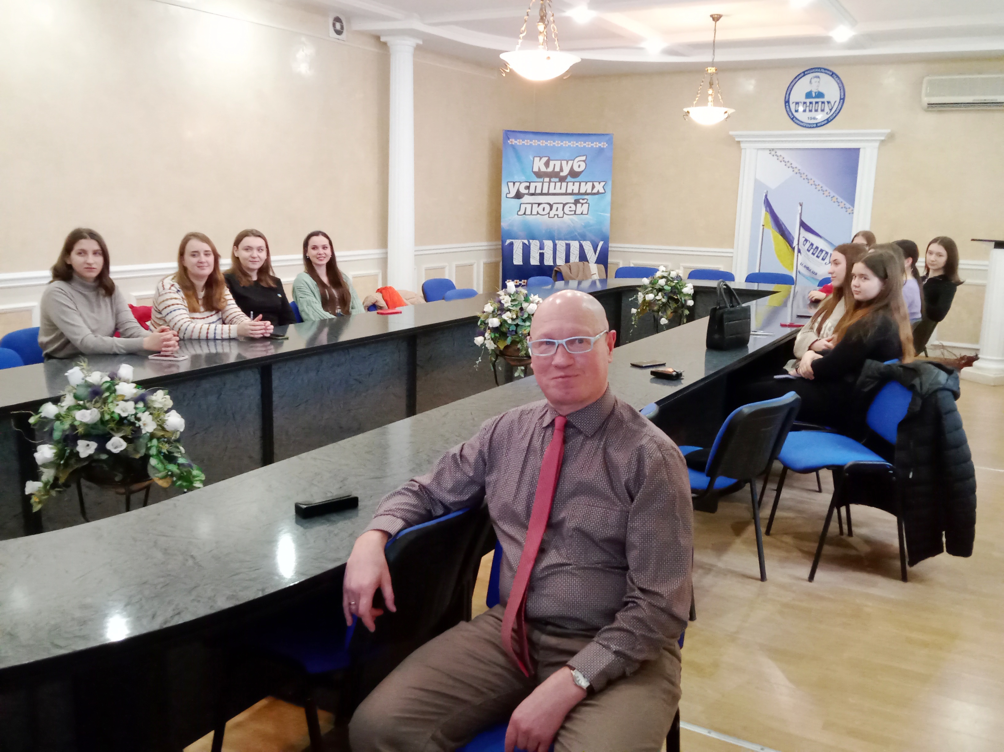 Студенти разом з професором В.В. Дребетом ознайомлюються з презентаційними матеріалами